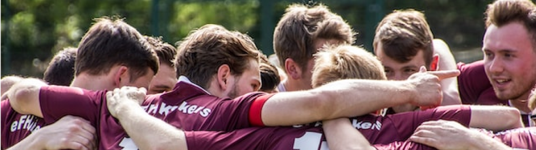Mænd der holder om hinanden efter fodboldkamp