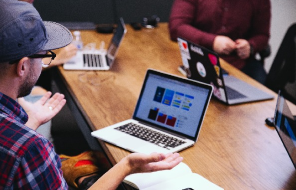 Mænd siddende ved en computer